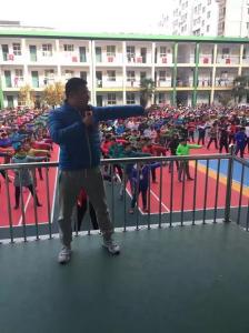 吴教练在和平路小学练习少林通背拳。
