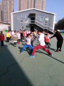吴教练在世青国际小学教学生武术